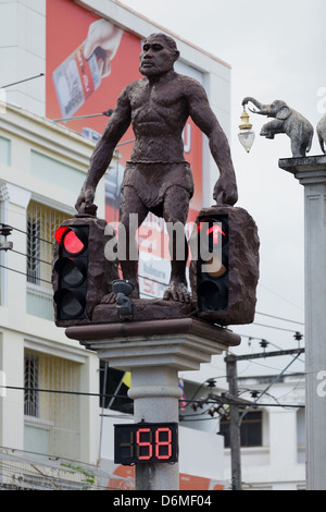 Höhlenmenschen oder Neandertaler mit Ampeln in der Stadt Krabi, Thailand Stockfoto