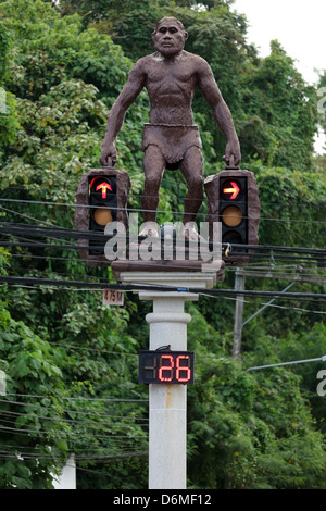 Höhlenmenschen oder Neandertaler mit Ampeln in der Stadt Krabi, Thailand Stockfoto