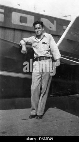 Ein Foto aus der Robert Mitchell Collection zeigt eine Stinson SM-6000-B, NC11118, wie sie im Los Angeles Examiner gezeigt wurde. Das Flugzeug, bekannt für sein vielseitiges Design, stellt einen wichtigen Meilenstein in der zivilen Luftfahrt in den 1930er Jahren dar Stockfoto