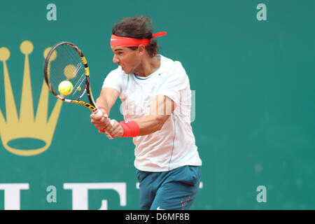 Monte Carlo, Monaco. 20. April 2013.  Rafael Nadal aus Spanien in Aktion während des Halbfinales match gegen Jo-Wilfried Tsonga Frankreichs (nicht abgebildet) am Tag fünf von der ATP Monte Carlo Masters, am Monte-Carlo Sporting Club am 20. April 2013 in Monte-Carlo, Monaco. (Foto von Mitchell Gunn/ESPA/Alamy Live-Nachrichten) Stockfoto