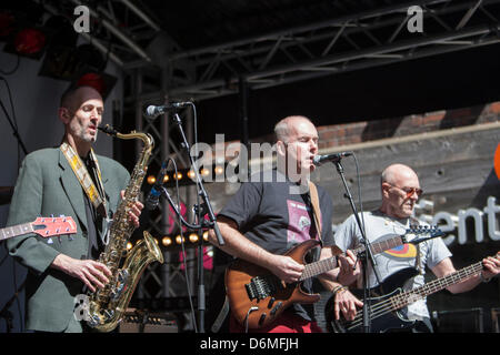 London, UK. 20. April 2013. Live-Musik mit der Brainiac 5 auf Record Store Day bei Sister Ray Records auf Berwick Street. Record Store Day entstand im Jahr 2007 bei über 700 unabhängige Läden in den USA zusammen, kamen um ihre einzigartige Kultur zu feiern. Die UK folgten und 2013 sehen die sechste Feier Großbritanniens einzigartige independent-Branche. Bildnachweis: Martin Wheatley/Alamy Live-Nachrichten Stockfoto