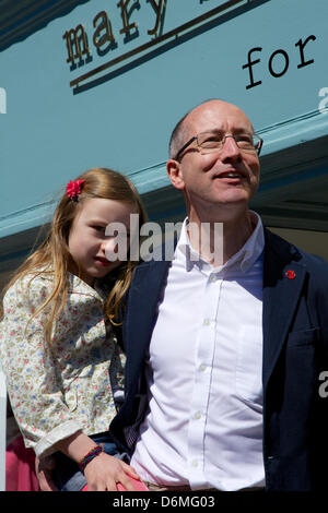 20. April 2013 Teddington, Middlesex Vereinigtes Königreich UK.  Der offiziellen Eröffnung durch Herrn Chris Coe - Einzelhandel-Direktor von "Save the Children"-Charity - ein neues Mary Portas "Living and Giving" Geschäft um Geld für die "Save the Children"-Charity in Teddington, Middlesex, Vereinigtes Königreich mit Bildern der offiziellen Eröffnung, shop, Interieur, Freiwilligen und Mitarbeiter und Artikel zum Verkauf. Stockfoto