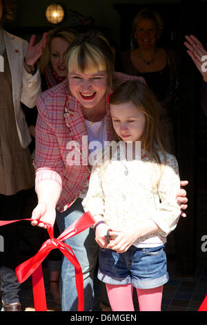 20. April 2013 Teddington, Middlesex Vereinigtes Königreich UK.  Der offiziellen Eröffnung durch Herrn Chris Coe - Einzelhandel-Direktor von "Save the Children"-Charity - ein neues Mary Portas "Living and Giving" Geschäft um Geld für die "Save the Children"-Charity in Teddington, Middlesex, Vereinigtes Königreich mit Bildern der offiziellen Eröffnung, shop, Interieur, Freiwilligen und Mitarbeiter und Artikel zum Verkauf. Stockfoto