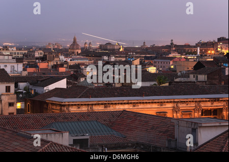 Catania, Italien, Blick über die Dächer der Stadt in der Abenddämmerung Stockfoto