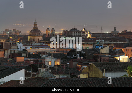 Catania, Italien, Blick über die Dächer der Stadt am Abend Stockfoto