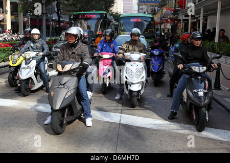 Macau, China, sind Motorradfahrer bei einer Haltelinie Stockfoto