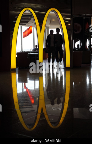 Frankfurt Am Main, Deutschland, geben Sie Menschen eine Filiale von McDonalds Stockfoto