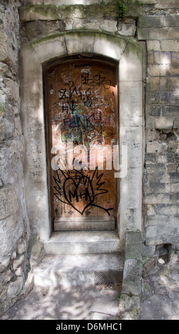 Sonnenlicht auf Graffiti Tür, alten Steinmauer, Arles in der Provence Stockfoto