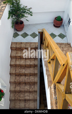 Hölzerne Geländer und gefliesten Treppe mit Werk-Wannen. Architektonische Details. Stockfoto