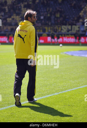 Dortmunds Trainer Jürgen Klopp geht über das Feld vor dem Bundesliga-Spiel Borussia Dortmund Vs FSV Mainz 05 im Signal Iduna Park in Dortmund, Deutschland, 20. April 2013. Foto: DANIEL NAUPOLD (Achtung: EMBARGO Bedingungen! Die DFL ermöglicht die weitere Nutzung der nur bis zu 15 Bilder (keine Sequntial Bilder oder Video-ähnliche Reihe der Bilder erlaubt) über das Internet und Online-Medien während des Spiels (einschließlich Halbzeit), im Stadion oder vor dem Start des Spiels entnommen. Die DFL erlaubt die uneingeschränkte Übertragung von digitalisierten Aufnahmen während der Spiel-Gründungs Stockfoto