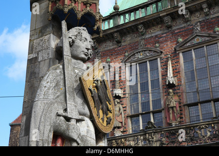 Roland-Statue vor dem Bremer Rathaus (1404) in Bremen, Deutschland. Stockfoto