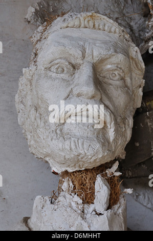 Der Gips Skulptur antike Gott Zeus zerbrochene Statue den Kopf in den verlassenen Atelier des Bildhauers Nikolaos Pavlopoulos in Athen. Stockfoto