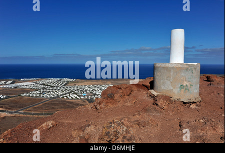 Der Gipfel des Vulkans Montaña Roja, ein beliebtes Ziel für Urlauber in Playa Blanca, Lanzarote. Stockfoto