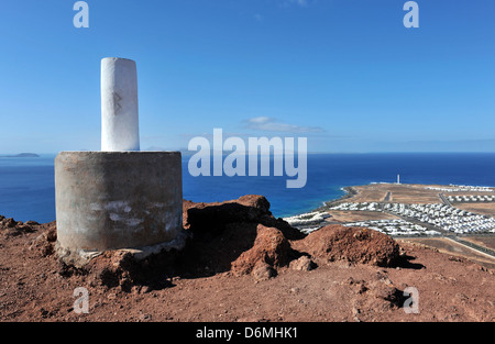 Der Gipfel des Vulkans Montaña Roja, ein beliebtes Ziel für Urlauber in Playa Blanca, Lanzarote. Stockfoto