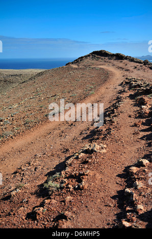 Der Pfad um den Krater am Vulkan, Montana Roja, ein beliebtes Ziel für Urlauber in Playa Blanca, Lanzarote. Stockfoto