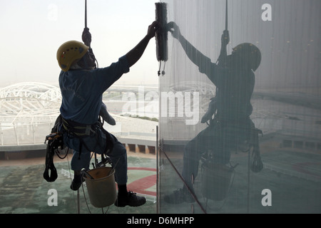 Dubai, Vereinigte Arabische Emirate, arbeiten Fensterputzer an an einer Glasfassade Stockfoto