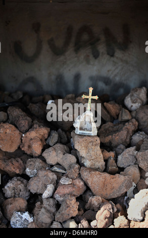 Ein Kreuz auf dem Vulkan, Montana Roja, ein beliebtes Ziel für Urlauber in Playa Blanca, Lanzarote. Stockfoto