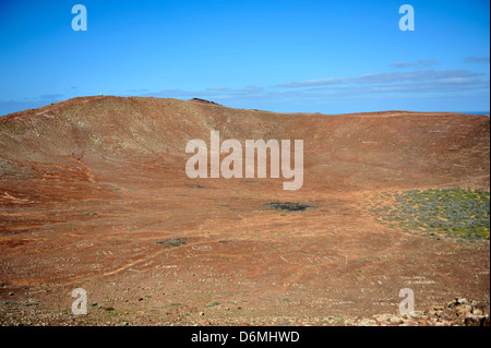 Blick auf den Krater am Vulkan, Montana Roja, ein beliebtes Ziel für Urlauber in Playa Blanca, Lanzarote. Stockfoto