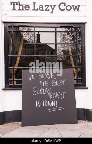 Ein Pub zu unterzeichnen, erzählen von den besten Sonntagsbraten in der Stadt in Salisbury, Wiltshire, England, Großbritannien, Uk Stockfoto