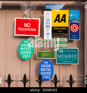 Zeichen im Fenster ein Bed And Breakfast in Salisbury, Wiltshire, England, Großbritannien, Uk Stockfoto