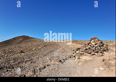 Vulkan, Montana Roja, ein beliebtes Ziel für Urlauber in Playa Blanca, Lanzarote. Stockfoto