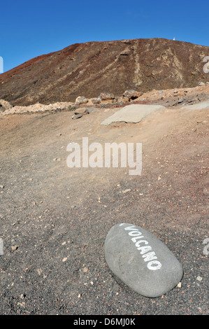 Vulkan, Montana Roja, ein beliebtes Ziel für Urlauber in Playa Blanca, Lanzarote. Stockfoto