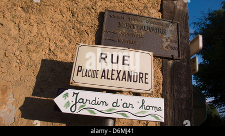 Alte und neue Straßenschilder, gegen alte Schlamm-Mauer, Normandie, Frankreich Stockfoto