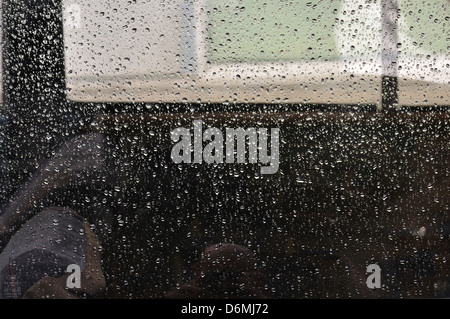 Regentropfen auf Auto-Fenster-Glas-Oberfläche. Wetter abstrakten Hintergrund. Stockfoto