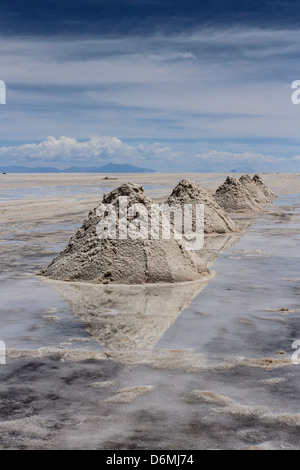 Salzberge auf den bolivianischen salt flats Stockfoto