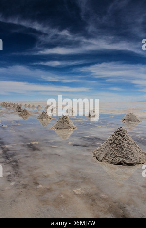 Salzberge auf den bolivianischen salt flats Stockfoto