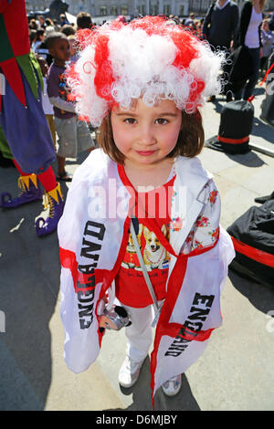 London, UK. 20. April 2013. Isabel aus Bromley gekleidet in patriotischen Perücke und Kostüm für St.-Georgs Tag feiern am Trafalgar Square in London. Bildnachweis: Paul Brown / Alamy Live News Stockfoto