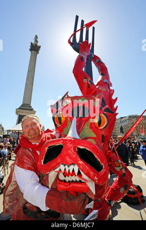 London, UK. 20. April 2013. Ein Modell roter Drache für St.-Georgs Tag feiern am Trafalgar Square in London Stockfoto