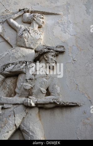 Gebälk des Soldaten und alten Siegesgöttin Nike Architekturdetail an verwitterte Wand-Außenseite. Stockfoto