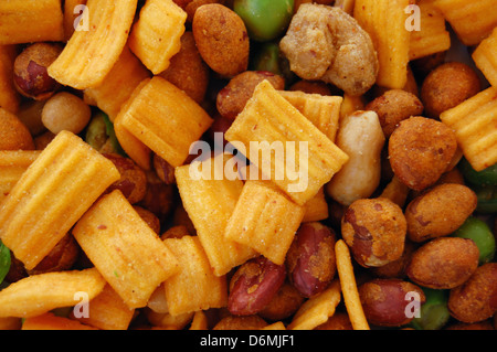 Salzige Snacks würzig getrocknete Nüssen mischen. Essen-Hintergrund. Stockfoto