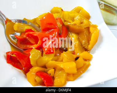 Schüssel mit Paprika in Olivenöl gebraten Stockfoto