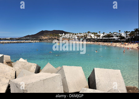 Ein Blick auf den Strand Playa Flamingo, Playa Blanca, Lanzarote. Stockfoto