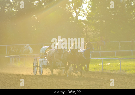 Abendlicht Hintergrundbeleuchtung ein Mini Chuck Wagon Rundung eine Wende Stockfoto