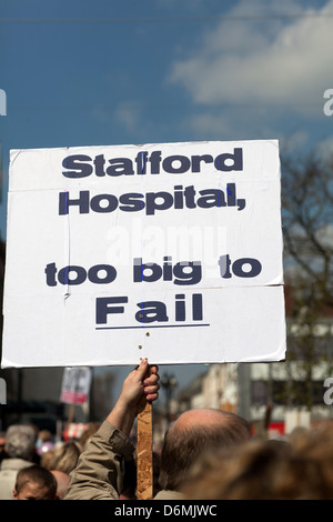 Demonstranten marschieren durch Stafford gegen Kürzungen, NHS Dienstleistungen im Stafford Hospital Stockfoto