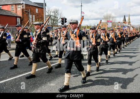 Belfast, Nordirland.  20. April 2013. Männer gekleidet als UVF Freiwillige aus dem Jahr 1913 teilnehmen an einer hundertjährigen Parade für die Gründung der UVF. Bildnachweis: Stephen Barnes/Alamy Live-Nachrichten Stockfoto