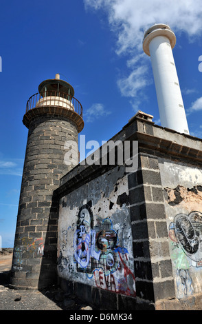 Die alten und neuen Faro de Pechiguera Leuchttürme, Playa Blanca, Lanzarote, mit blauem Himmel und Wolken. Stockfoto