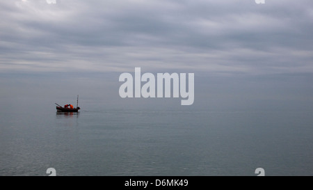 Zwei Fischer in kleinen Fischerboot, Brighton, UK Stockfoto