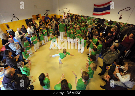 Berlin, Deutschland, beobachten Eltern ihren Kindern in der Capoeira Stockfoto