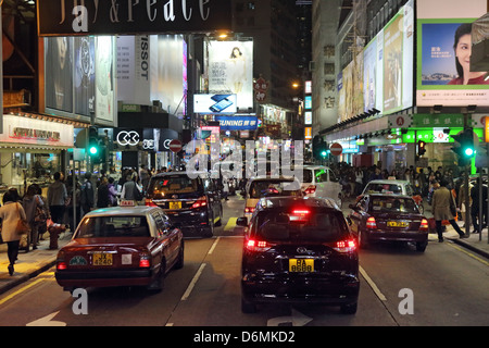 Hong Kong, China, Hauptverkehrszeit an der Nathan Road in der Nacht Stockfoto