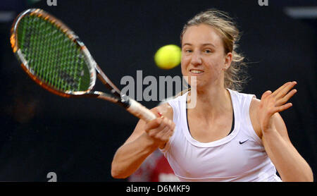 Stuttgart, Deutschland. 20. April 2013. Deutschlands Mona Barthel in Aktion gegen Serbiens Ivanovic während die Fed-Cup-Relegation match zwischen Deutschland und Serbien in der Porsche-Arena in Stuttgart, Deutschland, 20. April 2013. Foto: MARIJAN MURAT/Dpa/Alamy Live News Stockfoto