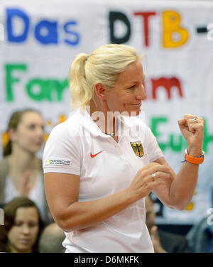 Stuttgart, Deutschland. 20. April 2013. Deutschlands Trainer Barbara Rittner reagiert während des Spiels Mona Barthel Vs Serbien Ivanovic bei der Fed-Cup-Relegation Spiel zwischen Deutschland und Serbien in der Porsche-Arena in Stuttgart, Deutschland, 20. April 2013. Foto: MARIJAN MURAT/Dpa/Alamy Live News Stockfoto