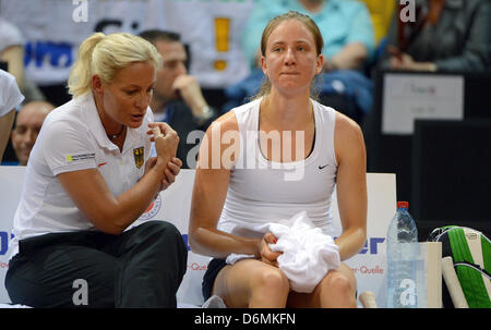 Stuttgart, Deutschland. 20. April 2013. Deutschlands Mona Barthel (R) und Coach Barbara Rittner (L) Chat während des Spiels gegen Serbiens Ivanovic bei der Fed-Cup-Relegation match zwischen Deutschland und Serbien in der Porsche-Arena in Stuttgart, Deutschland, 20. April 2013. Foto: MARIJAN MURAT/Dpa/Alamy Live News Stockfoto