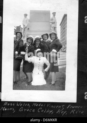 Zilda DeCarlo, eine prominente Persönlichkeit unter den WELLEN (Women Accepted for Volunteer Emergency Service) während des Zweiten Weltkriegs, wird zusammen mit anderen Mitgliedern wie Frances Monks, Grace Colby, Mabel Vincent und Rose Welch gefangen genommen. Ihre Dienste repräsentieren die entscheidende Rolle, die Frauen während des Krieges in der US Navy spielten. Stockfoto