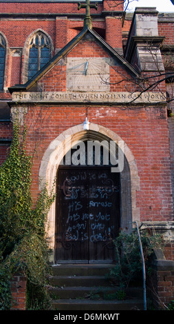 Viktorianische Kirchentür, Sonnenuhr und biblische Inschrift, Graffiti, Kirche St. Augustine, Brighton, UK Stockfoto