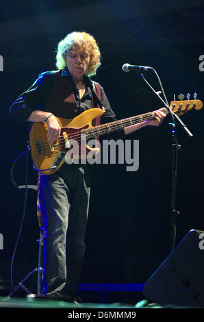 L ' Hospitalet de Llobregat (Barcelona, Spanien), 19. April. Bassist der Kiko Venenos Band. Stockfoto