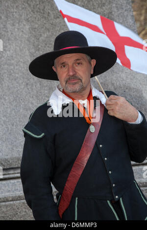 Manchester, UK. 20. April 2013.   Herr Robert Davis 60 von Lichfield versiegelt Knoten Gesellschaft an der St. George am Wochenende feiern, ein Familien-Event in Albert Square und Piccadilly, eine Verlängerung der jährlichen St George Parade und ein Venture helfen Schutzpatron Englands, mit vielen Aktivitäten Interpreten zu feiern statt. Manchester umfasst die Tage, wenn nationale Festivals und Paraden wollen bringen der Stadtzentrums zusammen und bieten wie ein Ereignis, wo verschiedene nationale Identitäten gefeiert werden. Stockfoto